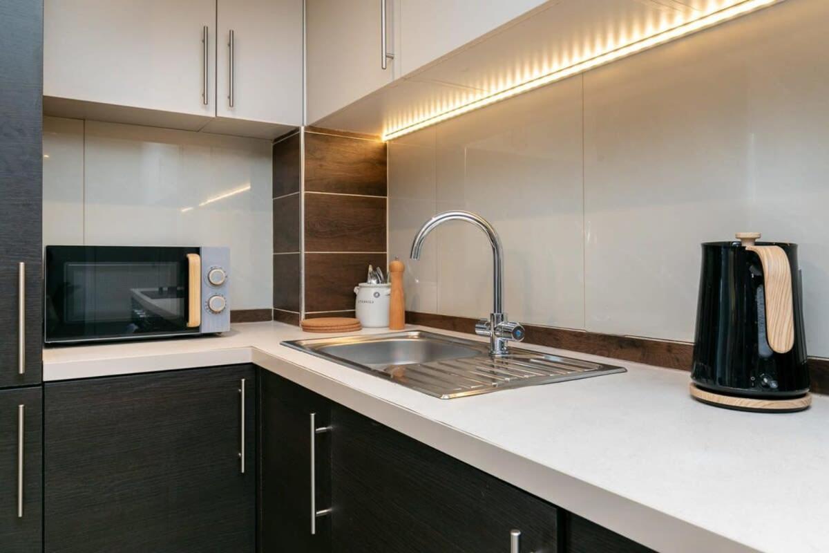 Modern 1 Bedroom In Town Centre * Woking