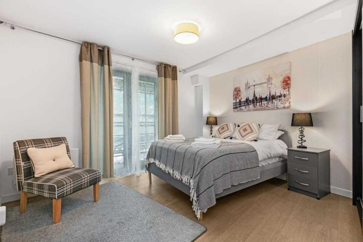 Modern 1 Bedroom In Town Centre *
