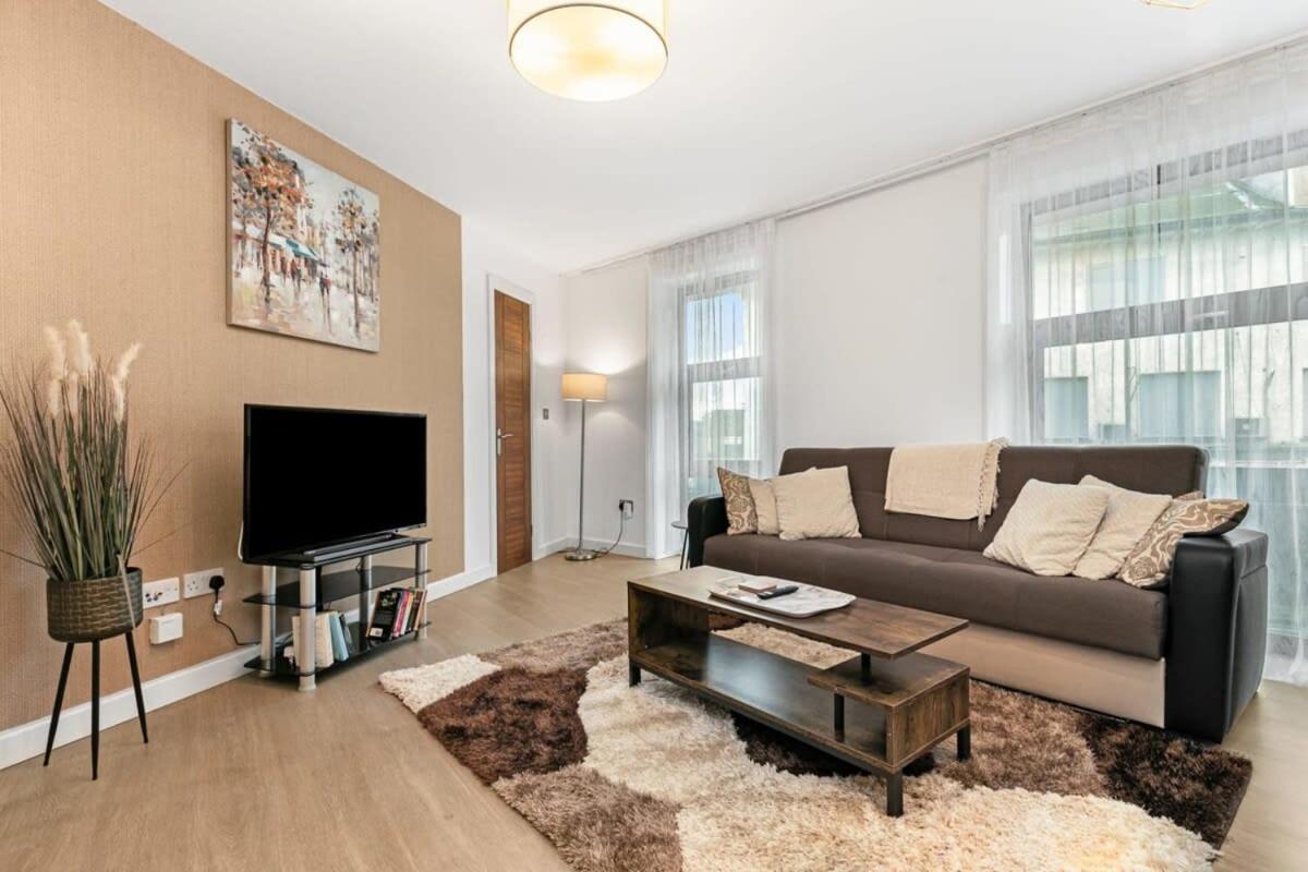 Modern 1 Bedroom In Town Centre Apartment *